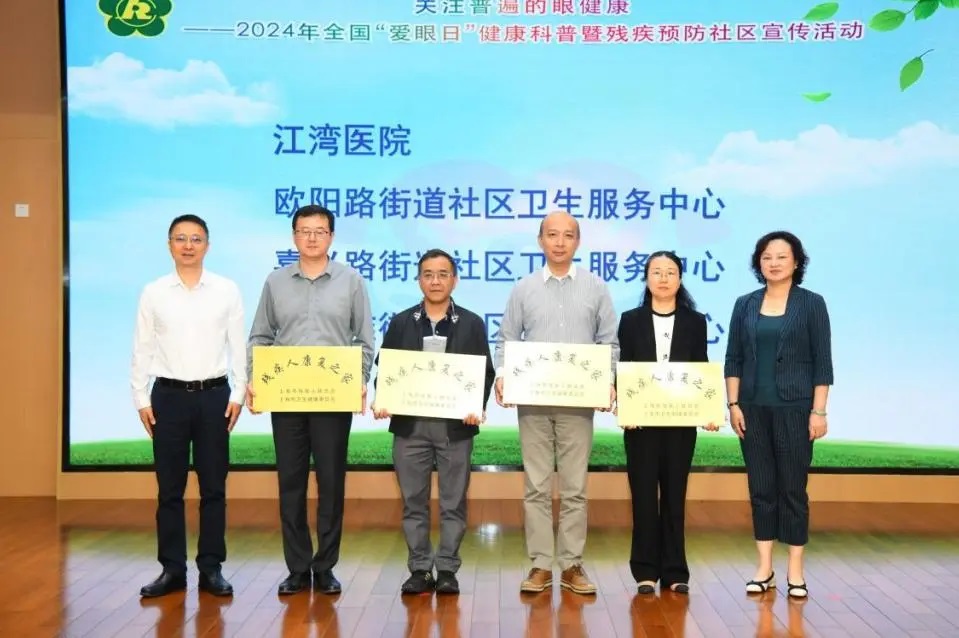 图为医疗机构授牌现场