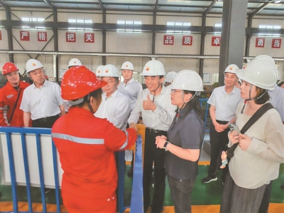 图为调研组一行在黑龙江大庆油田昆仑集团金属防腐有限公司抽油杆分公司油管一车间内调研