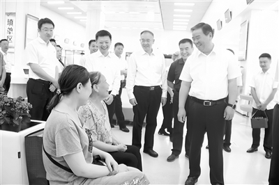 图为视察团在四川省宜宾市民中心视察政务服务中心无障碍环境建设和服务情况