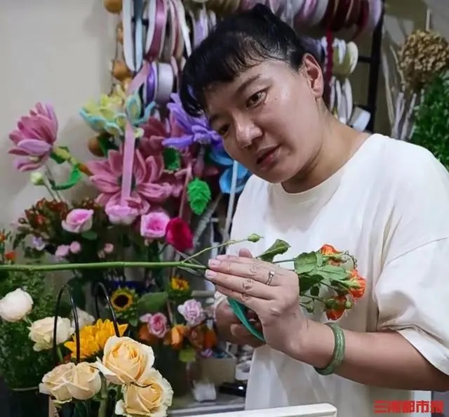 图为周莹正在打理花材