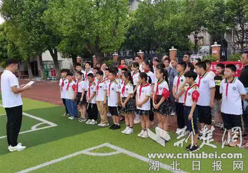 图为活动前盲人田径跑知识培训和要领讲解。通讯员 供图