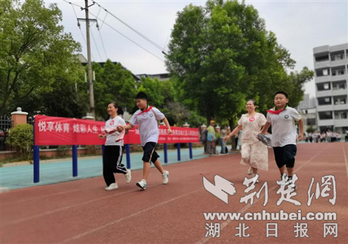 图为盲人运动员和小领跑员一起参加田径跑比赛。通讯员 供图