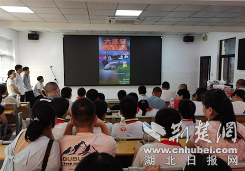 图为收听收看我国残疾人运动员在残奥会比赛的精彩瞬间。通讯员 供图