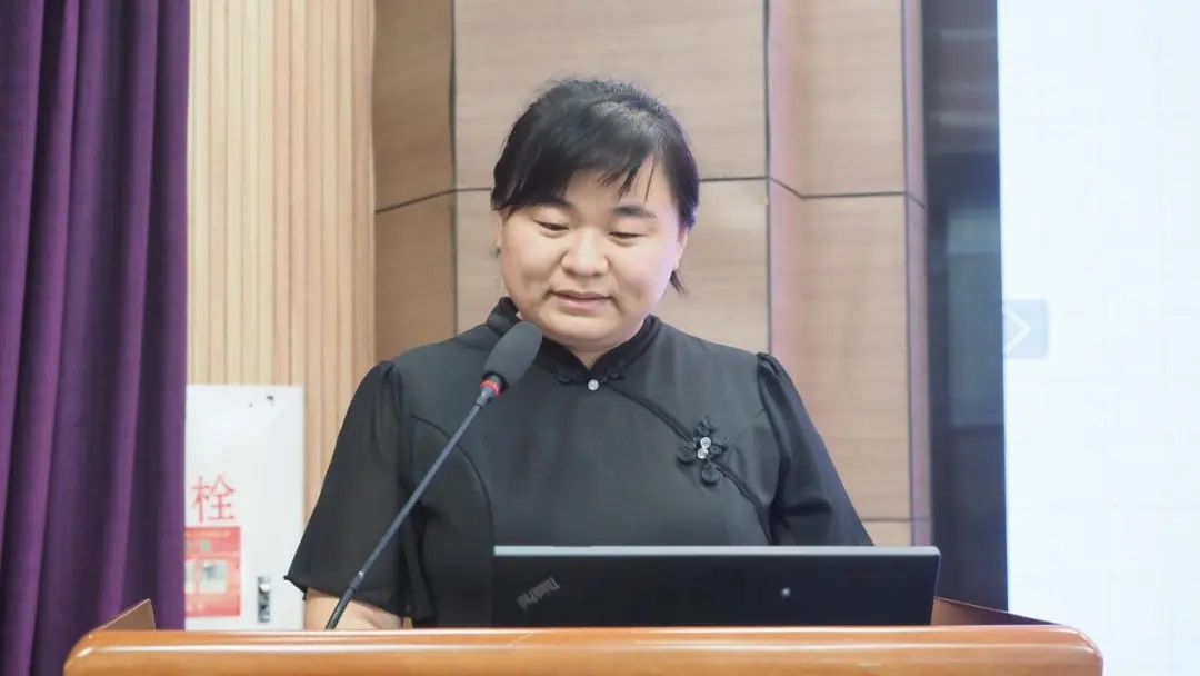 图为我校青年教师董培培进行国家通用盲文通识的讲解