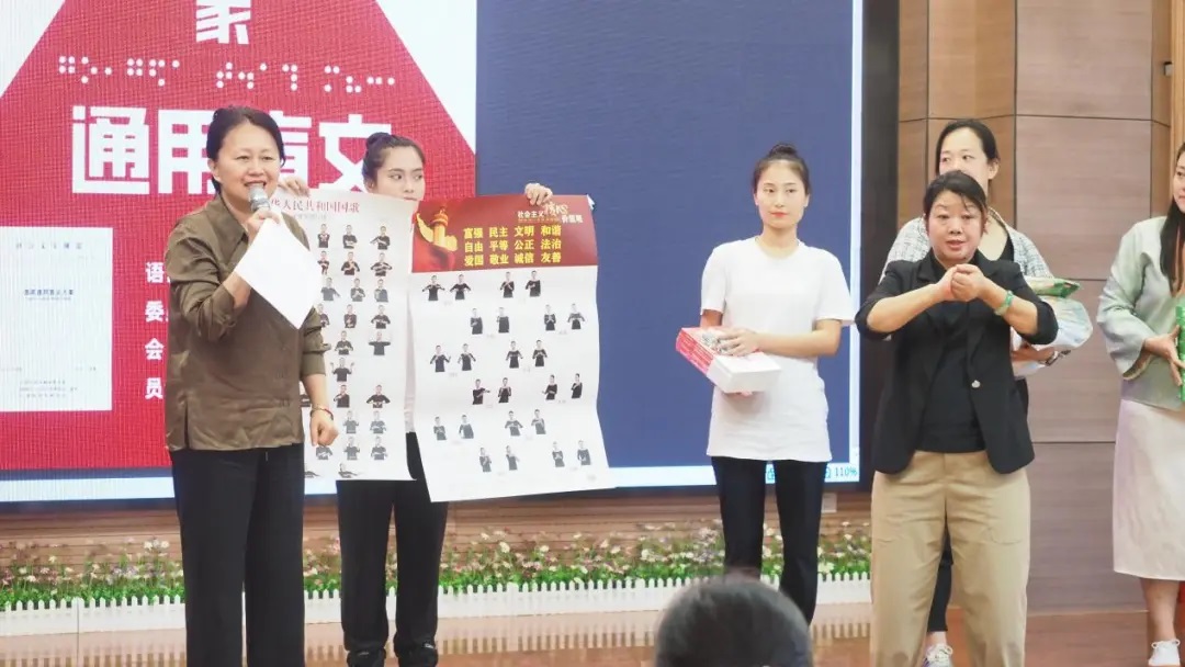 图为市残联四级调研员冷新雪进行国家通用手语的讲解