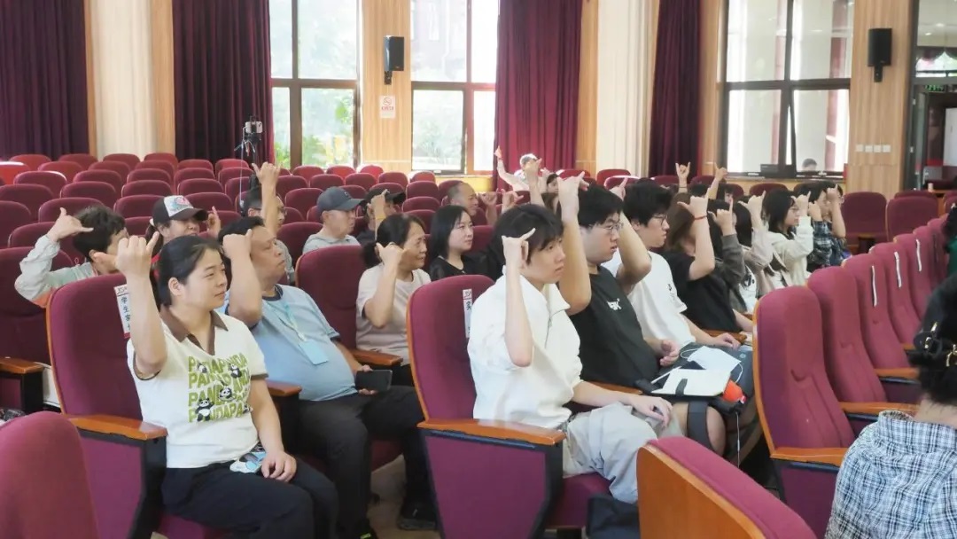 图为现场互动